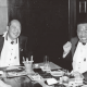 和田一夫氏（左）と一緒に会食する下地常雄会長