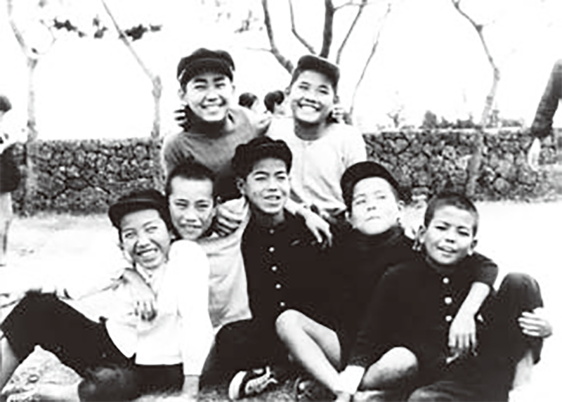 少年時代のクラスメートと（前列左）